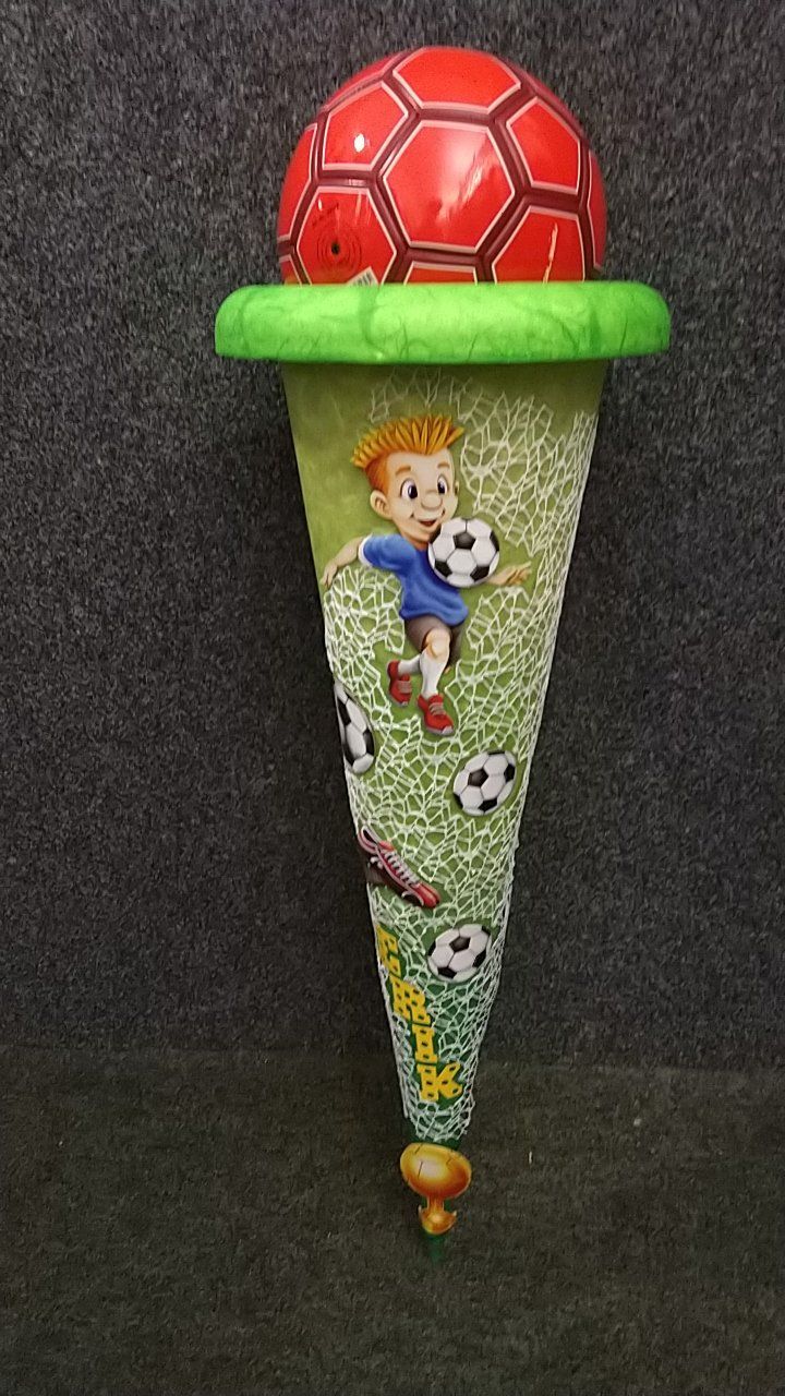 Eine Fußballtüte mit einem Jungen, der obenauf einen Fußball hält.