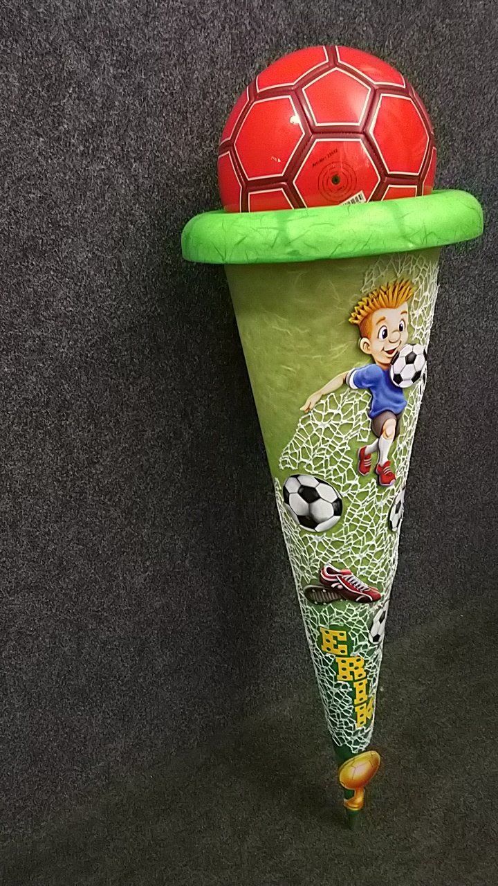 Eine Fußballtüte mit einem roten Fußball oben drauf.