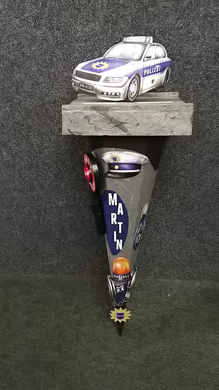 Ein Kegel mit einem Polizeiauto darauf.