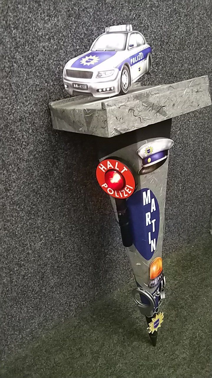 Ein Spielzeug-Polizeiauto steht auf einem Kegel.