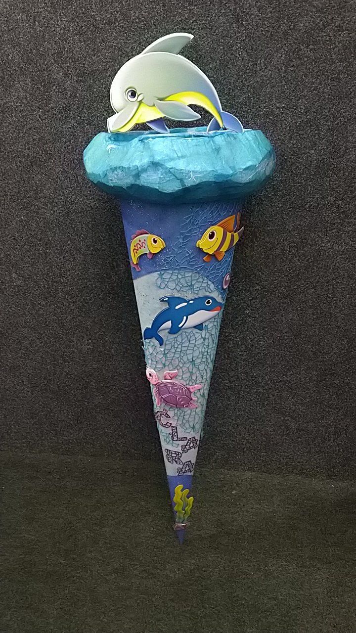 Ein Kegel mit einem Delphin darauf.