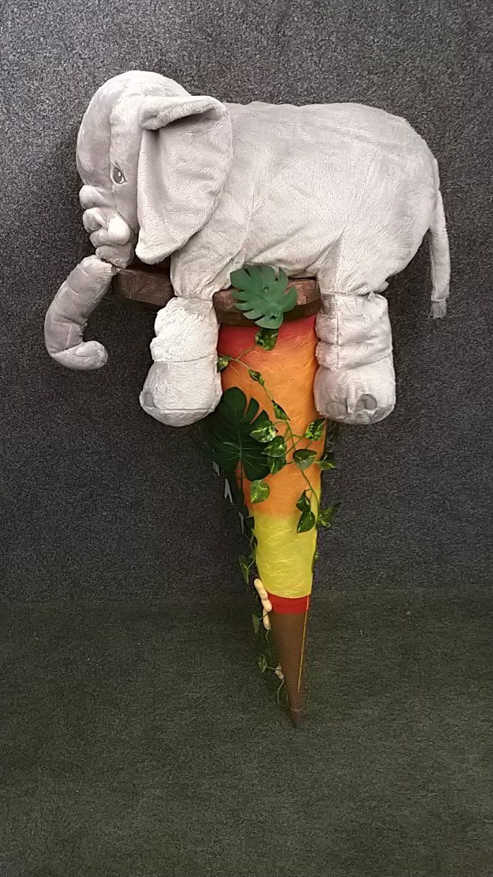 Ein ausgestopfter Elefant sitzt auf einer Karotte.