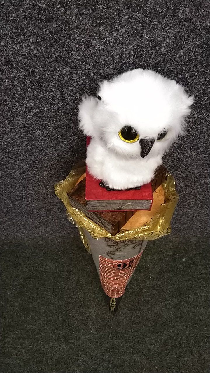 Eine ausgestopfte Eule sitzt auf einem Kegel.