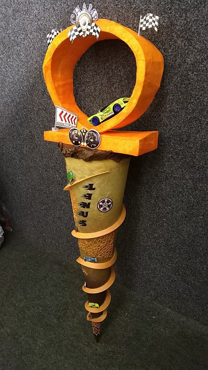 Eine Hot-Wheels-Strecke aus einer Eistüte.