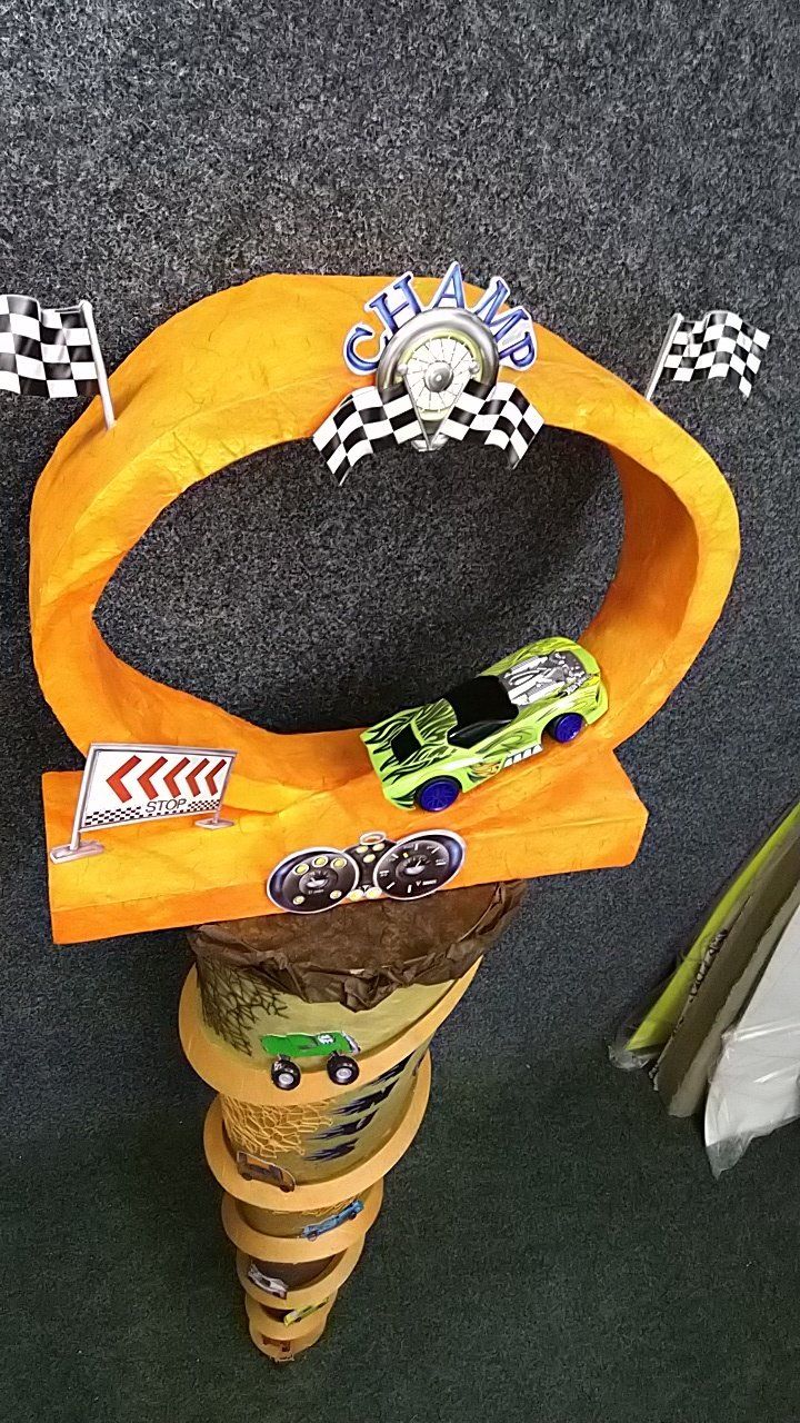 Ein Spielzeugauto fährt eine Spiralbahn hinunter.