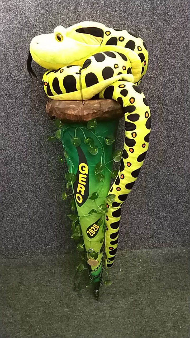 Eine ausgestopfte Schlange sitzt auf einer Eistüte.