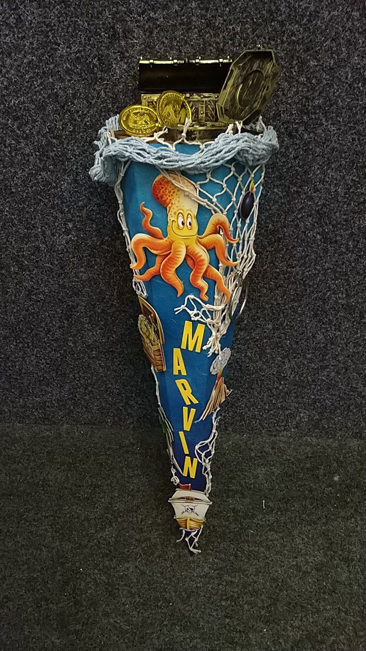 Auf einem Teppich liegt ein blauer Kegel mit einem Oktopus darauf.