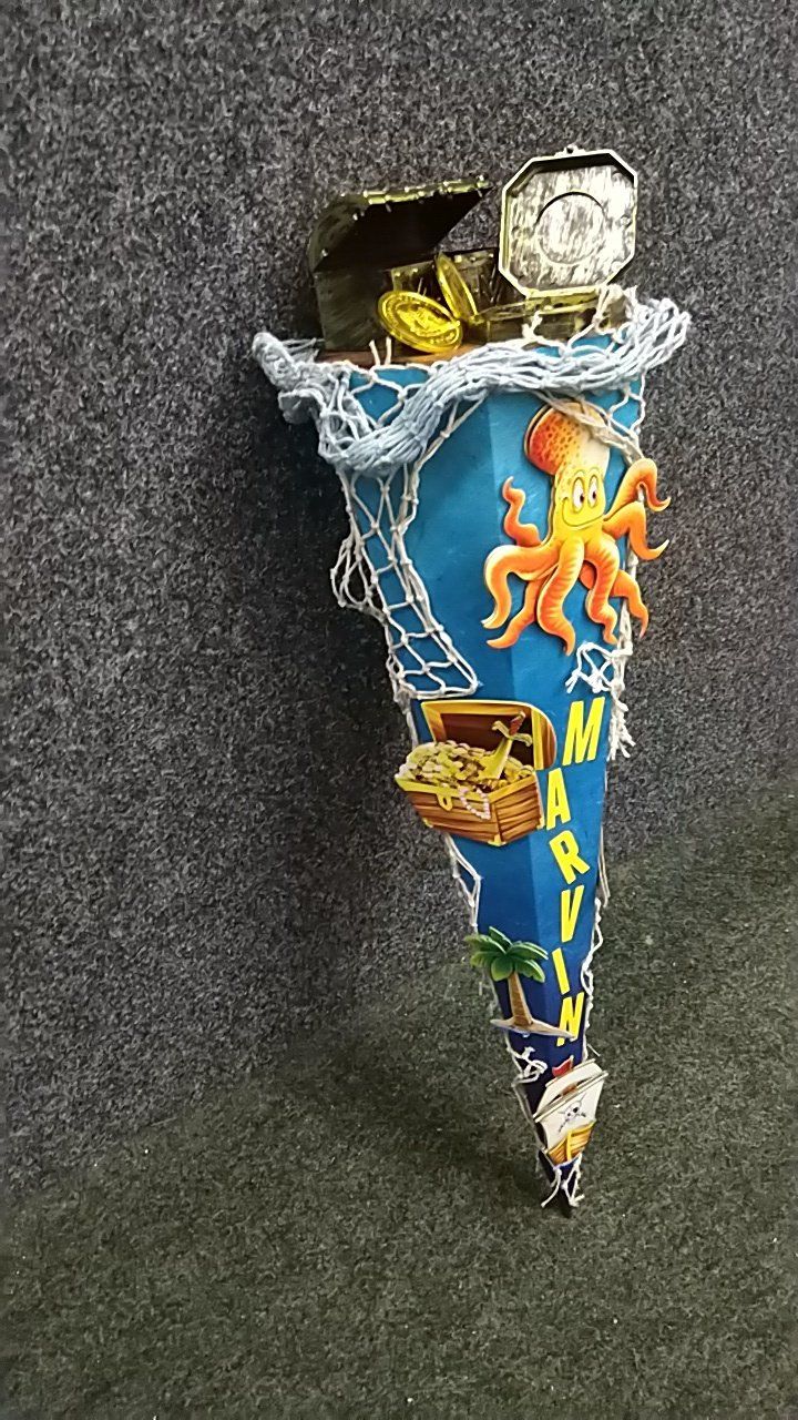 Ein blauer Kegel mit einer Schatztruhe und einem Oktopus darauf.
