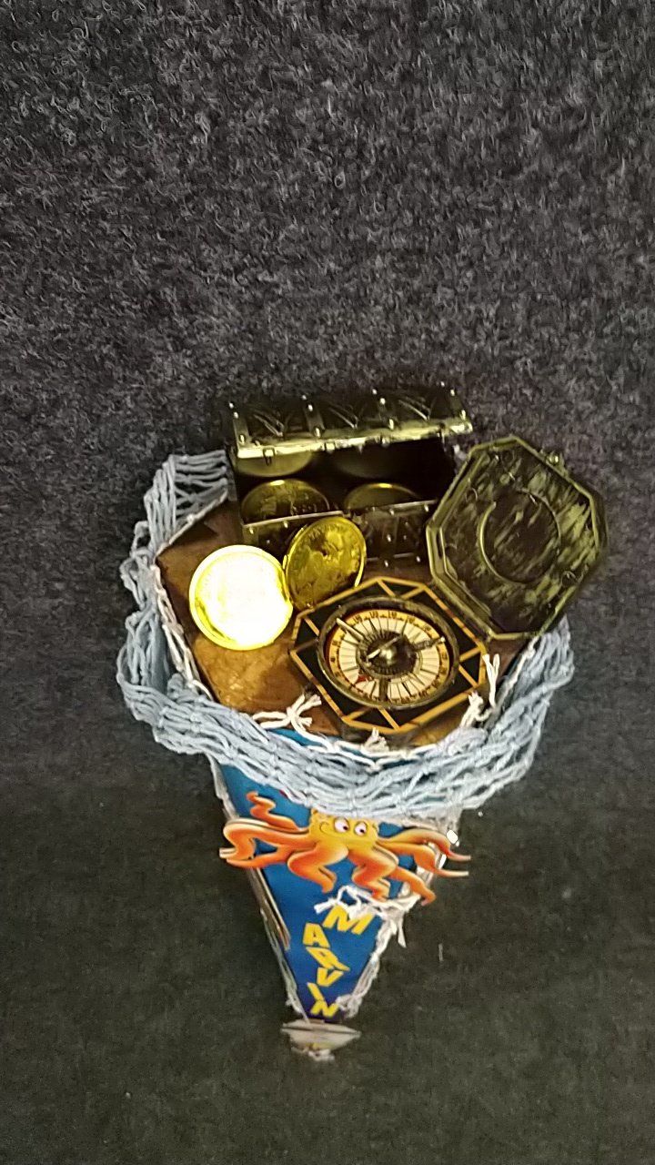 Ein mit Goldmünzen gefüllter Kegel und eine Schatztruhe.