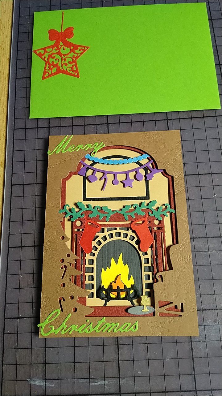 Eine Weihnachtskarte mit einem Kamin darauf