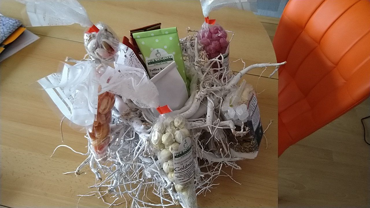 Auf einem Tisch steht ein Korb mit verschiedenen Artikeln.