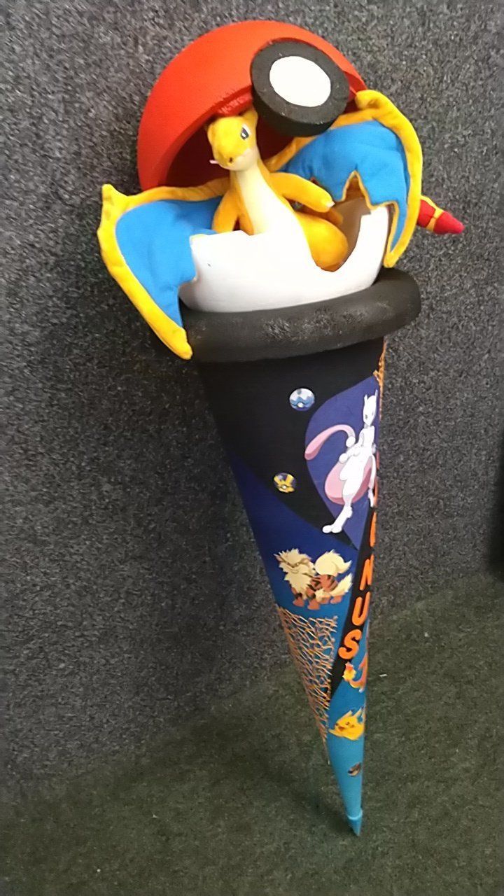 Ein Stofftier sitzt auf einer Eistüte