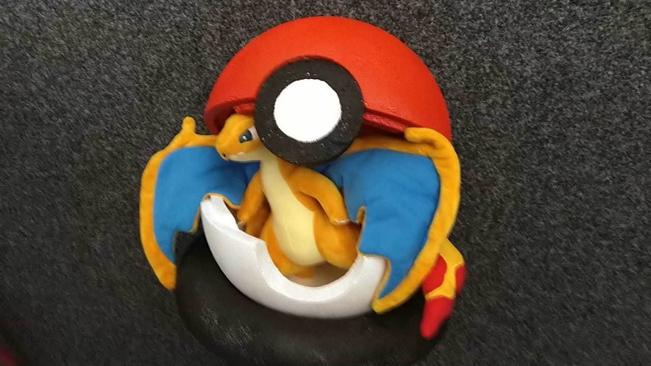 Ein Pokemon-Ball mit einem Drachen darin