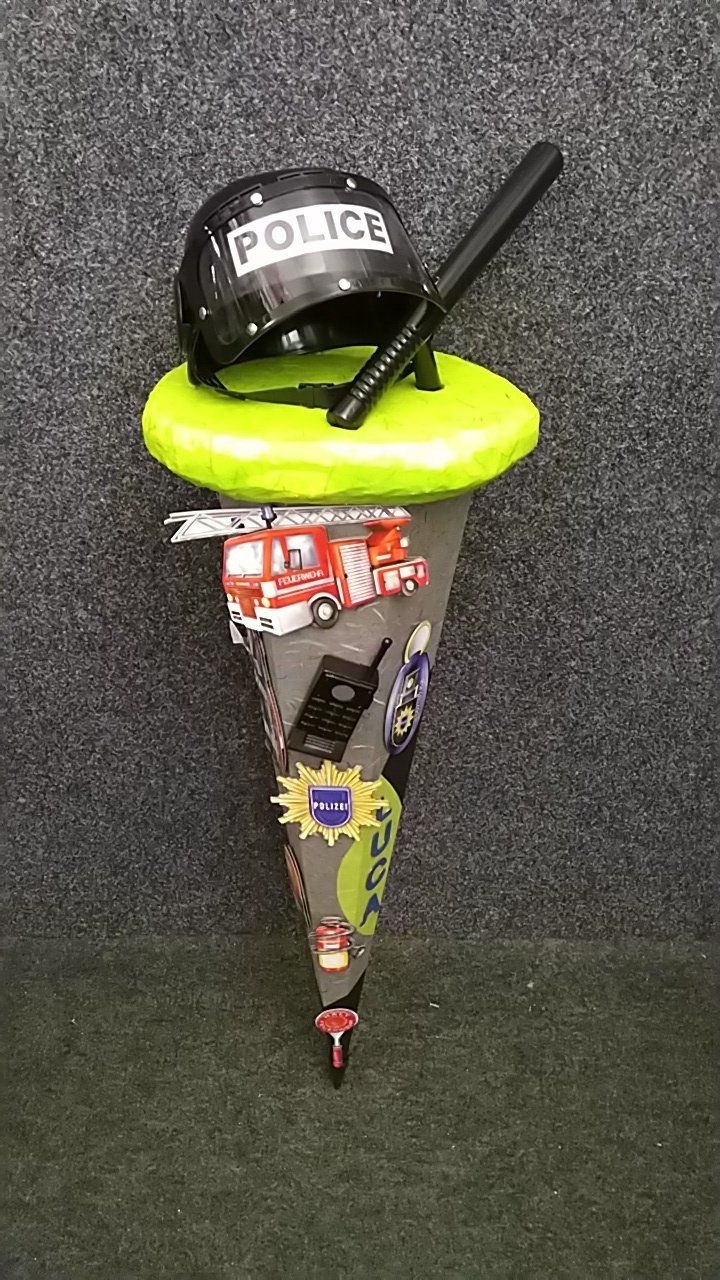 Ein Ballon mit einem Polizeihelm, einem Schlagstock und einer Sonnenbrille darauf.