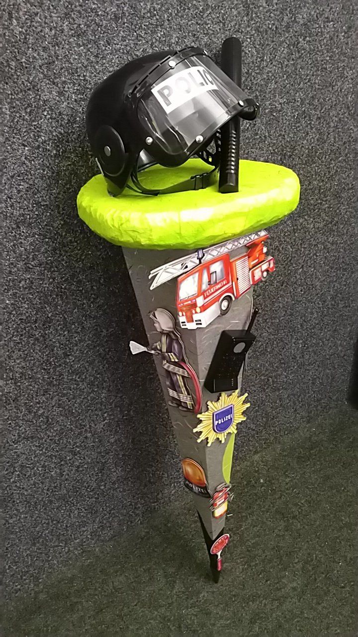 Auf einem Ballon auf einem Regal liegt ein Helm.