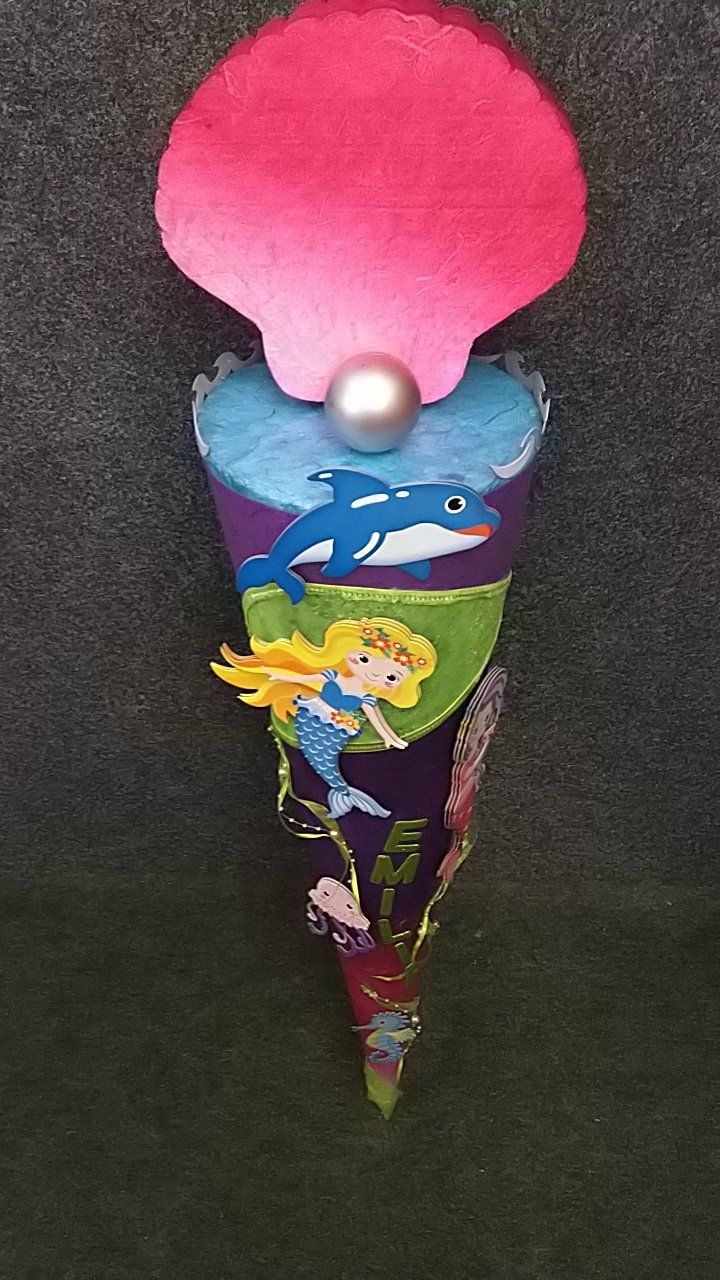 Eine Schultüte mit einer Meerjungfrau und einem Delphin darauf.