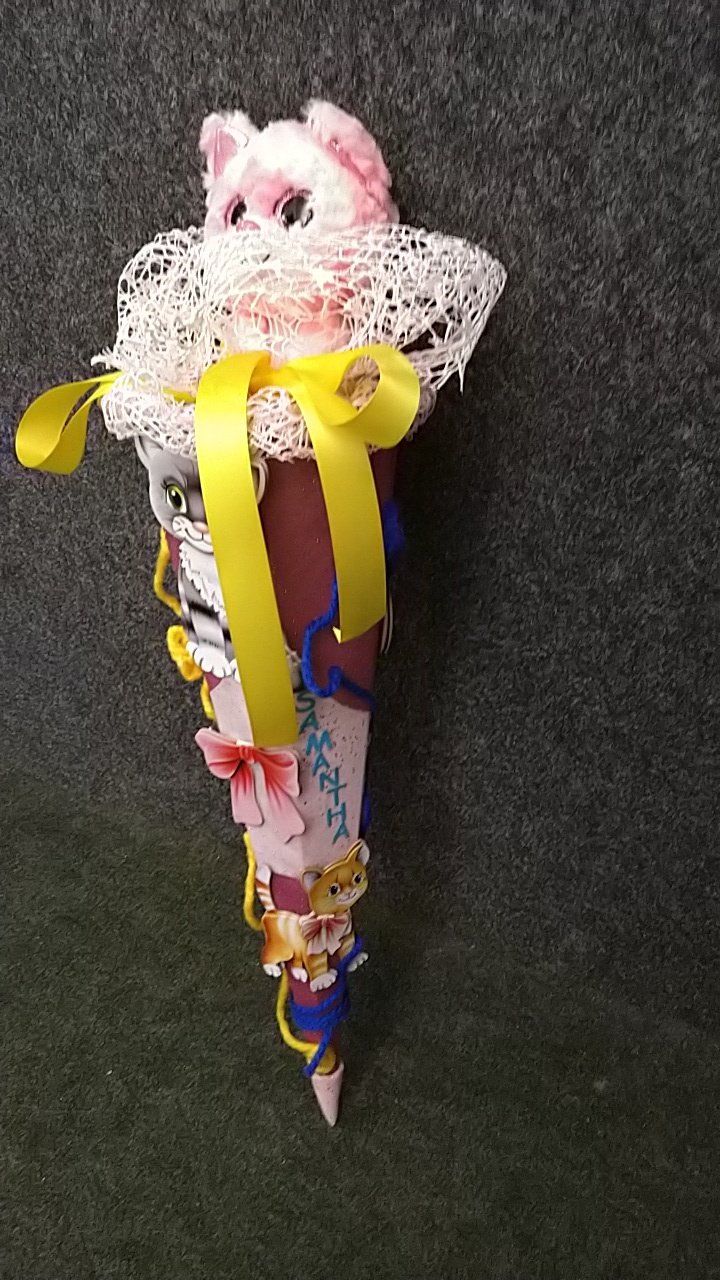 Eine Tüte mit einem Stofftier obendrauf.