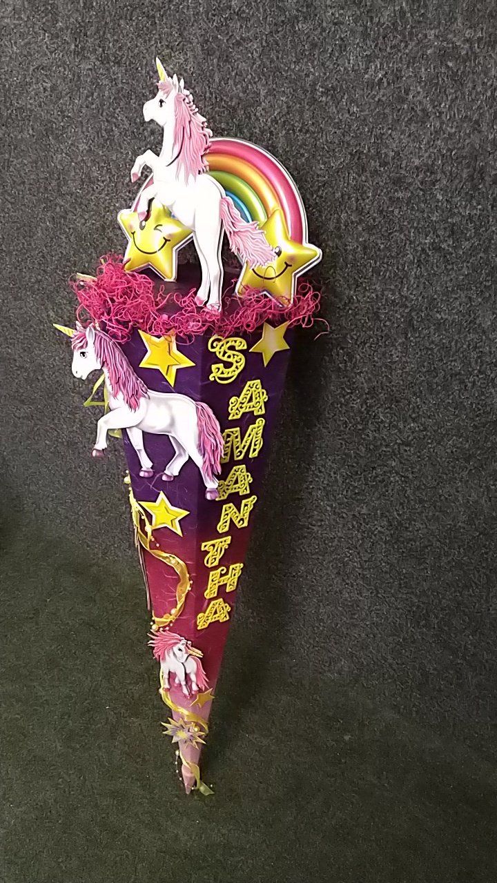 Ein Kegel mit Einhörnern und einem Regenbogen darauf.