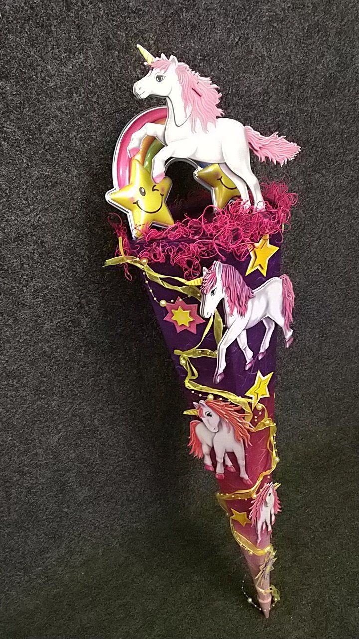 Ein lila Kegel mit Einhörnern und Sternen darauf.