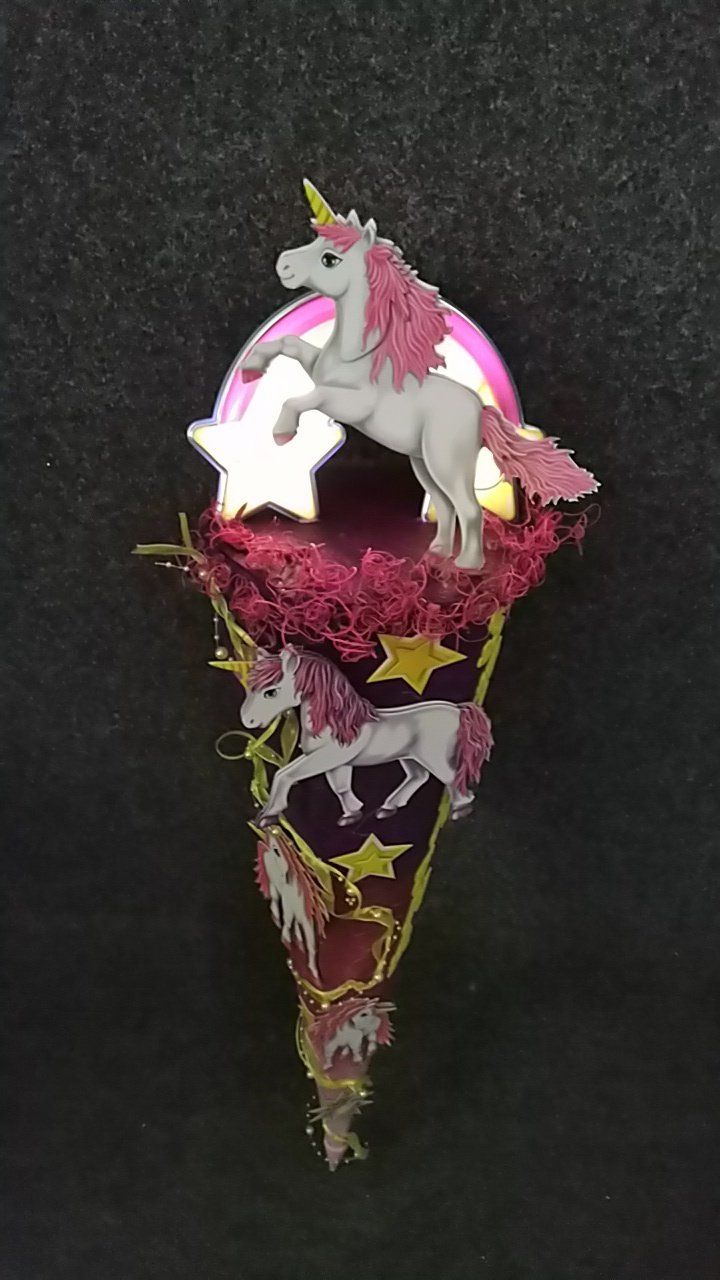 Ein Einhorn steht auf einer Eistüte.