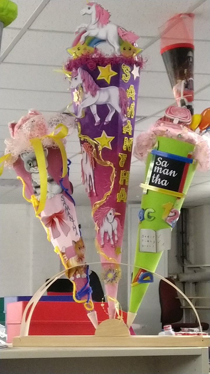 Ein Kegel mit der Aufschrift „So“ bedeutet, dass er auf einem Tisch steht