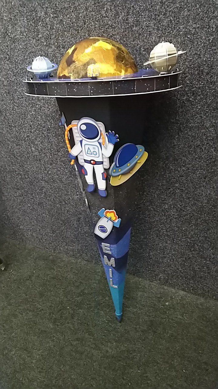 Ein Kegel mit einem Astronauten und Planeten darauf.