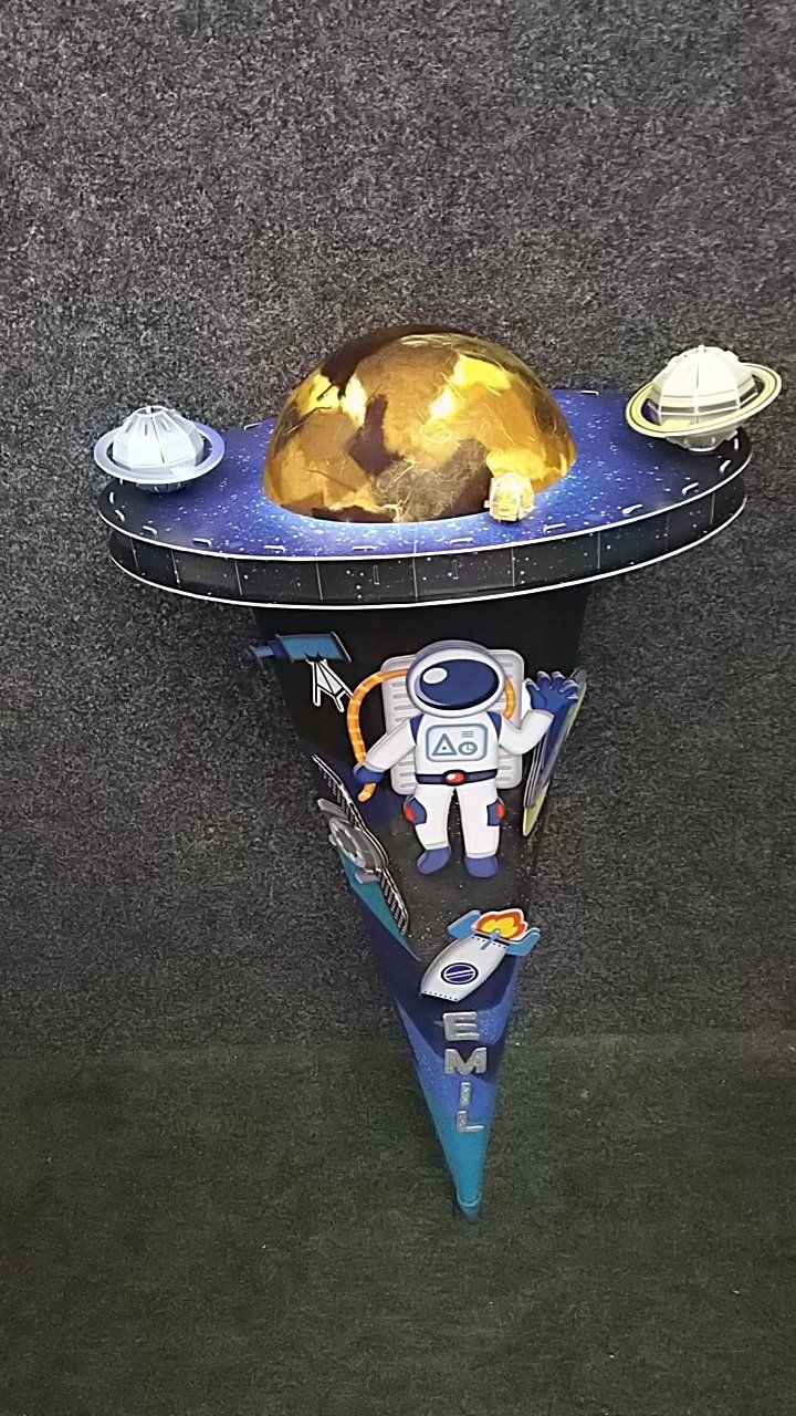 Ein Papierkegel mit einem Astronauten und Planeten darauf.