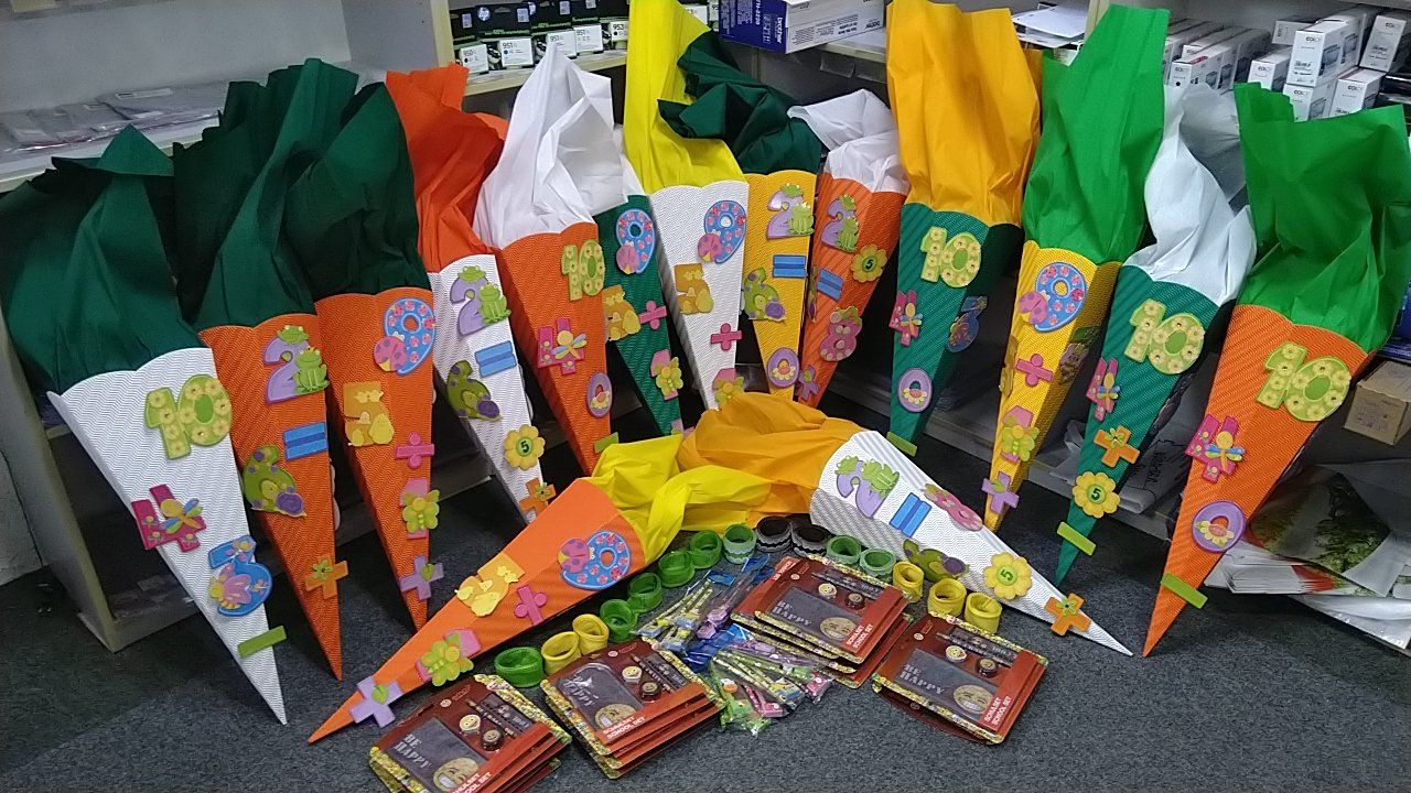 Ein Bündel Zapfen, die übereinander auf einem Tisch liegen.