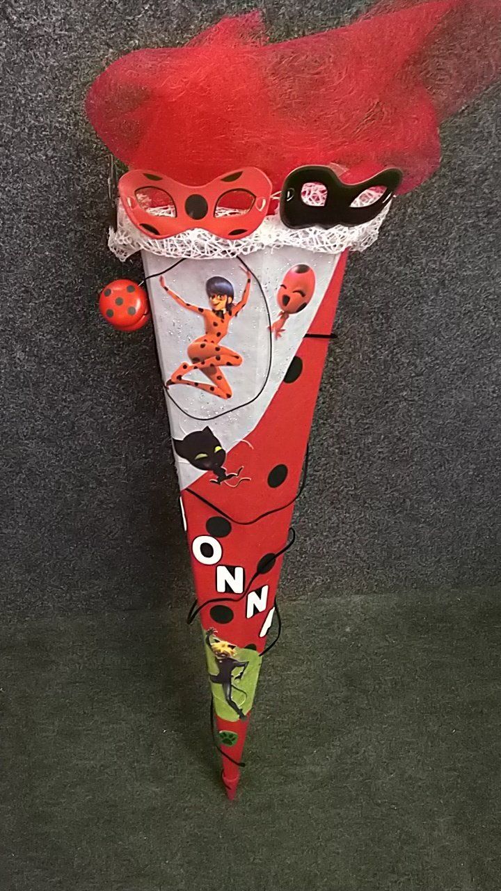 Ein rot-weißer Kegel mit einem Marienkäfer darauf