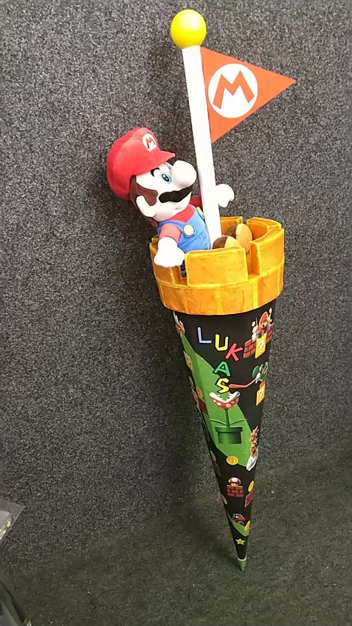 Ein Kegel mit einer Mario-Figur oben drauf