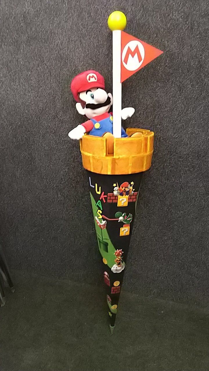 Ein ausgestopfter Mario sitzt auf einem Kegel.