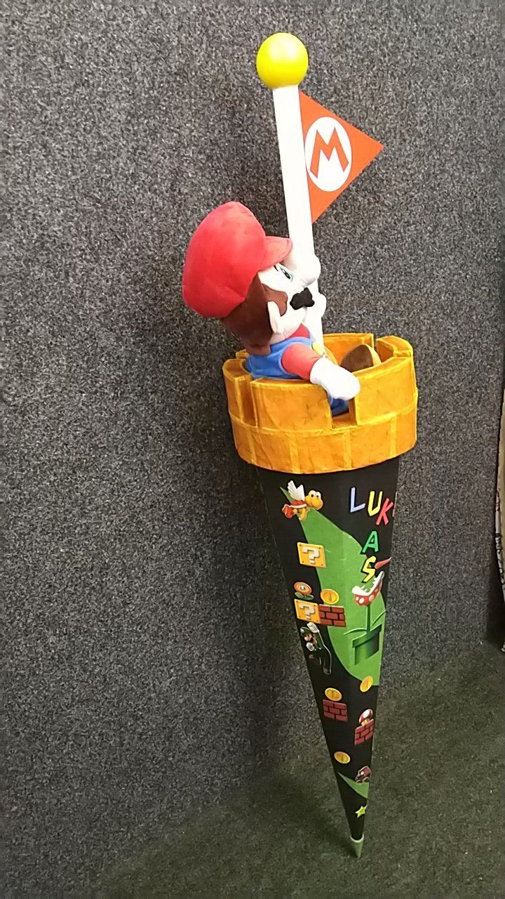 Ein Spielzeugkegel mit einer Mario-Figur oben drauf.