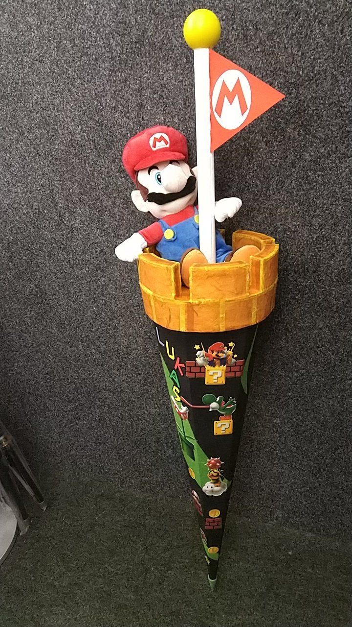 Ein ausgestopfter Mario sitzt auf einem Kegel.