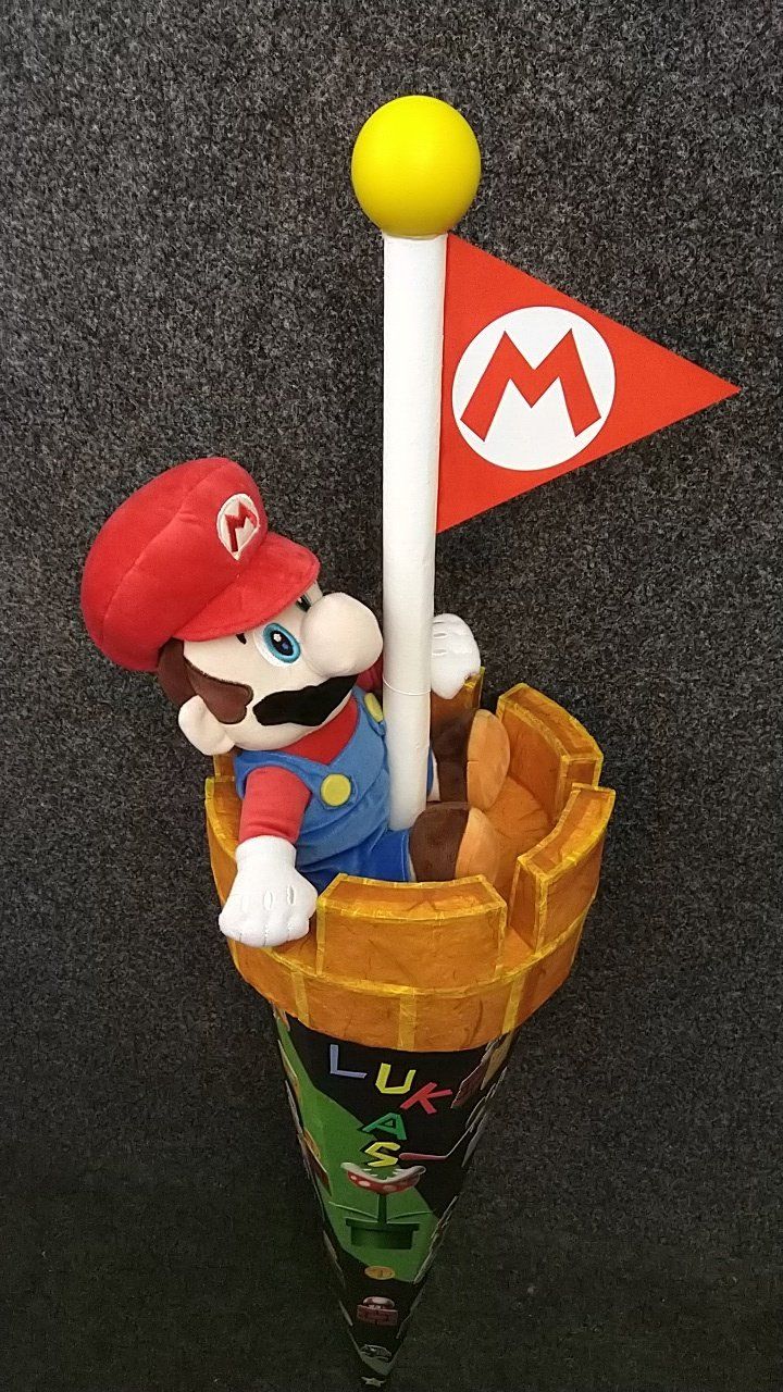 Ein ausgestopfter Mario sitzt auf einer Waffeltüte