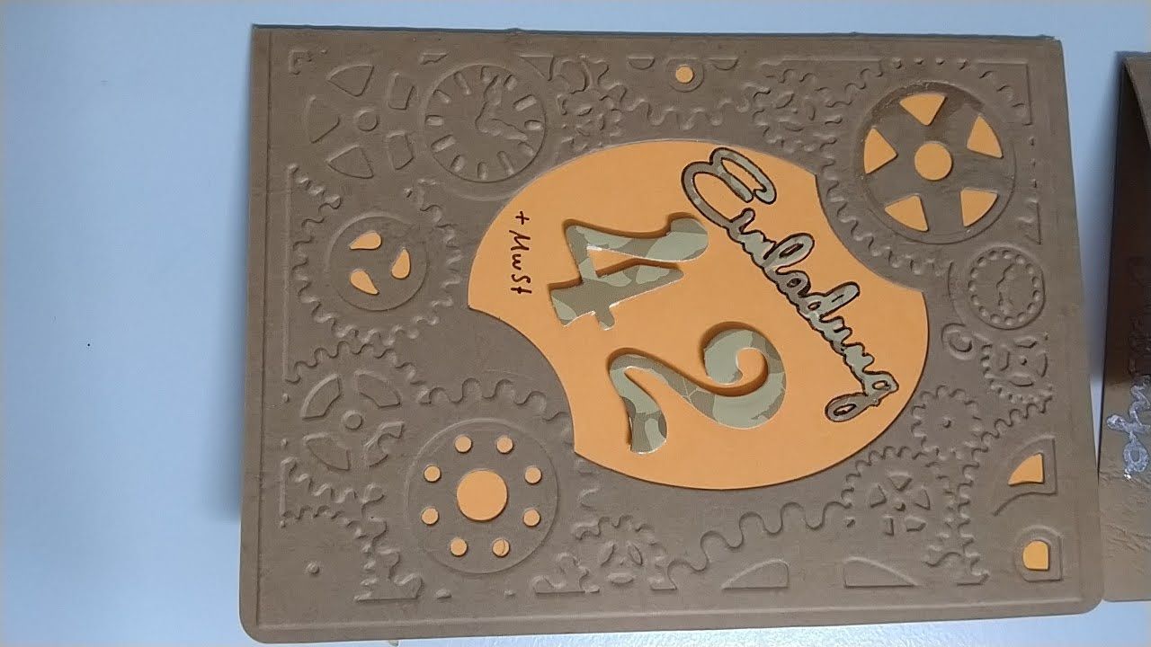 Ein Buch mit der Nummer 2 darauf