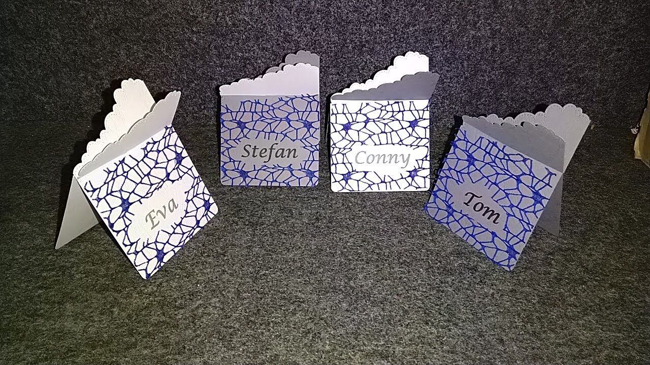 Vier blau-weiße Schachteln mit dem Namen Stefan darauf