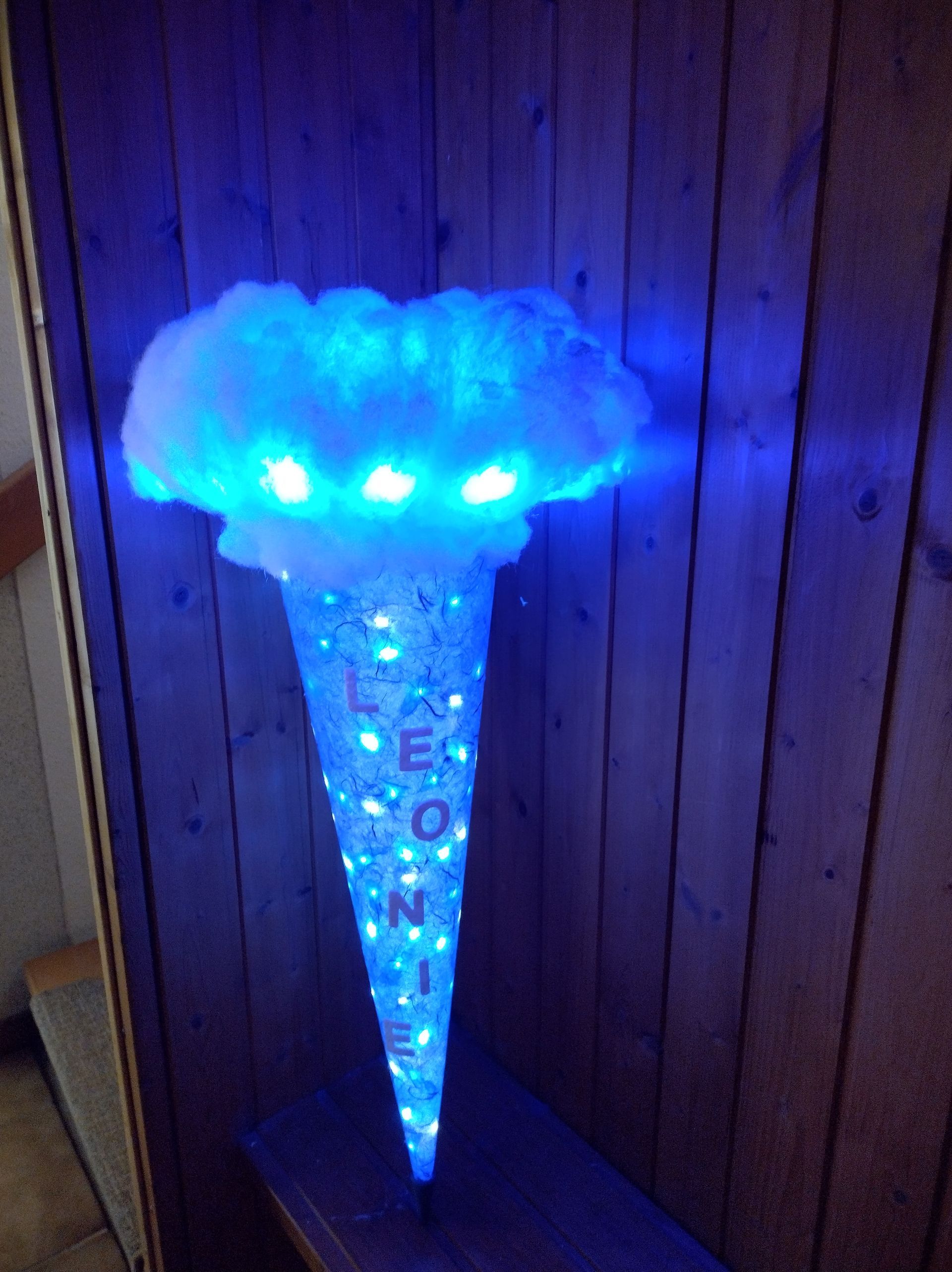 Eine beleuchtete Eistüte mit dem Wort Leo darauf
