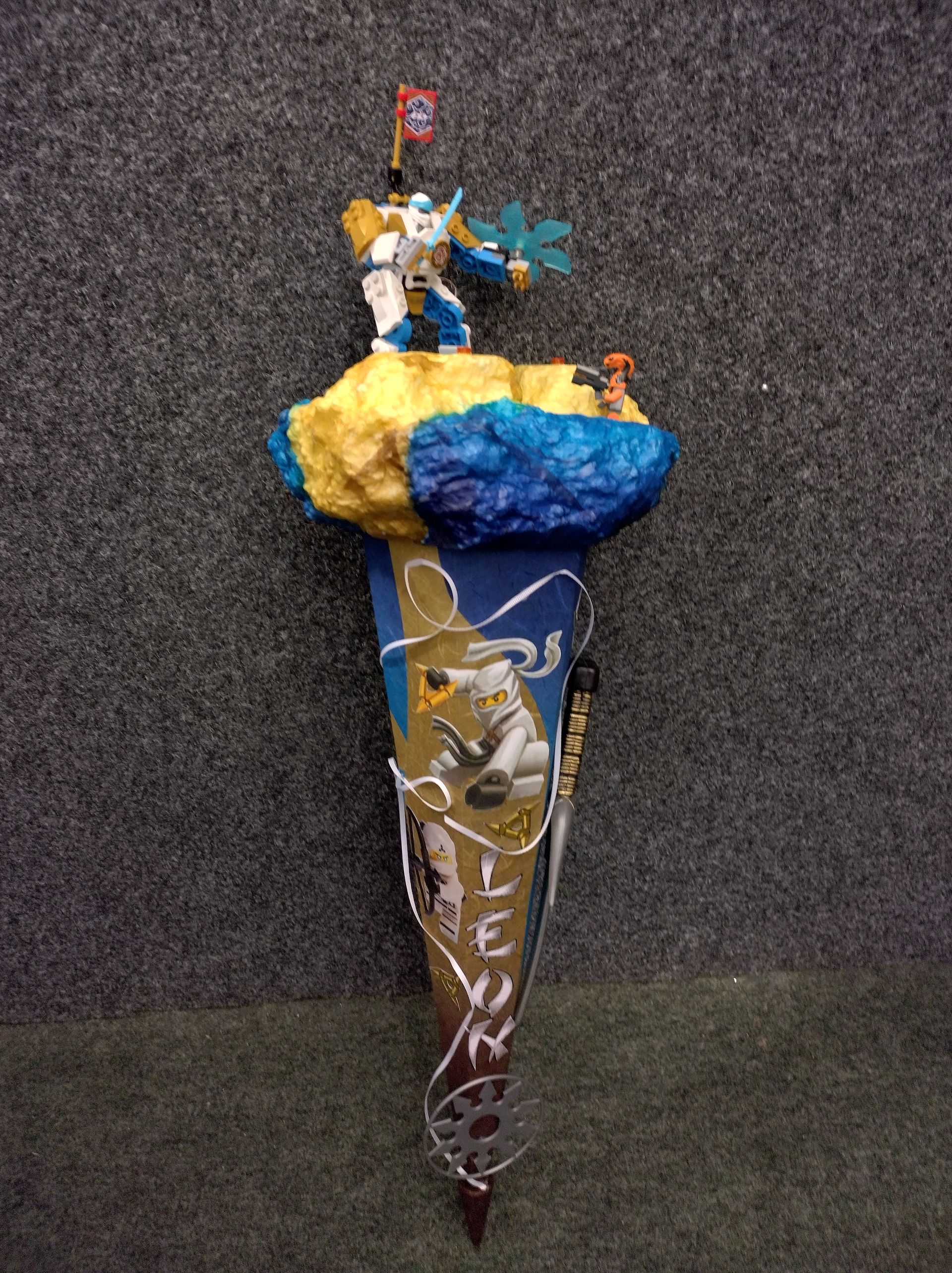 Eine Spielfigur sitzt auf einer Eistüte.