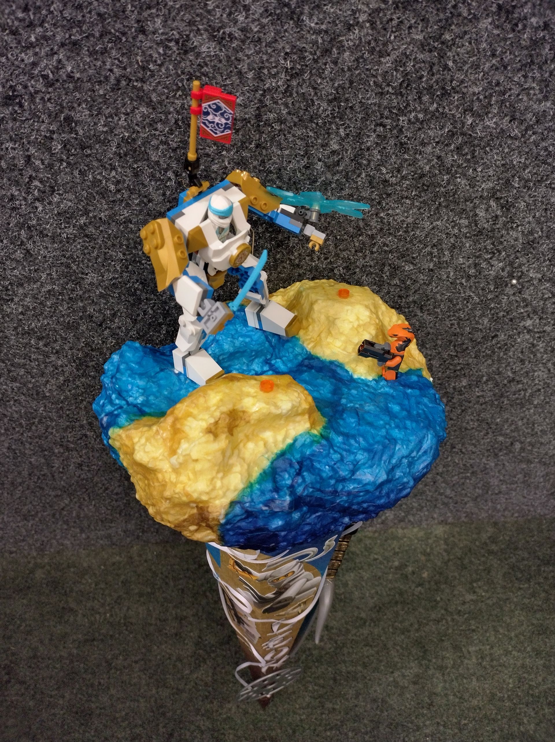 Ein Spielzeugroboter steht auf einer kleinen Insel.