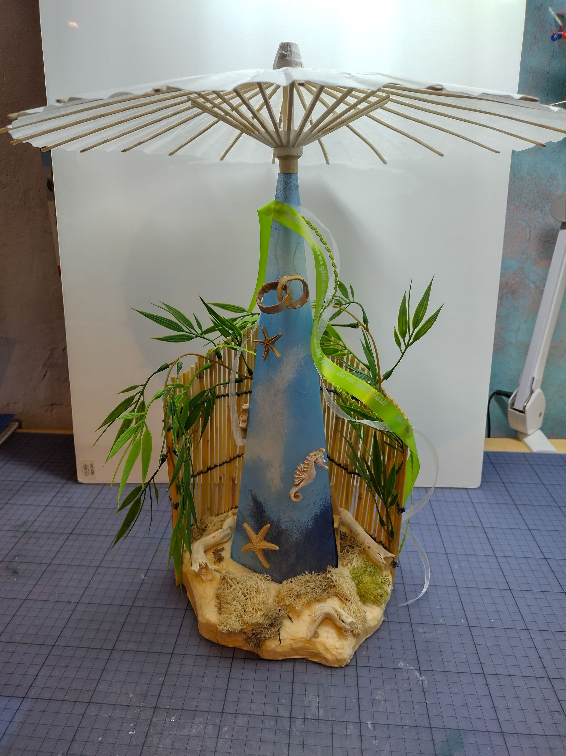 Eine Lampe mit einem Schirm darauf