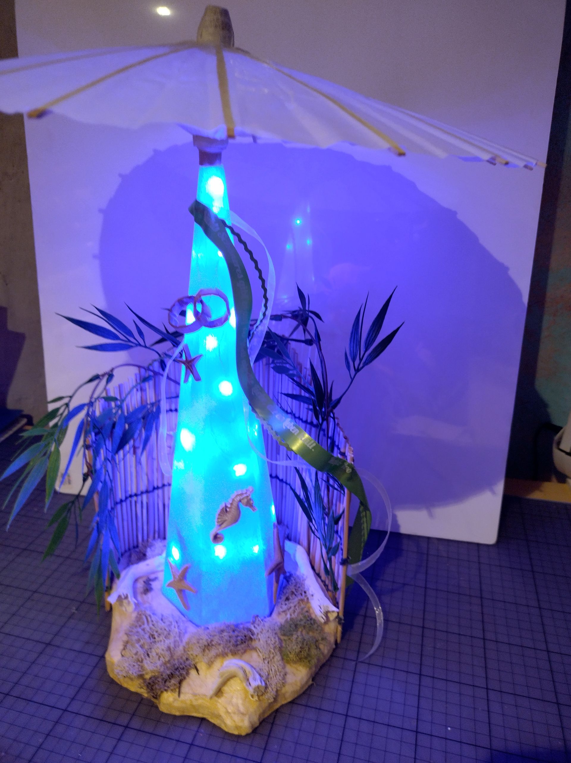 Eine Lampe mit blauem Licht darin