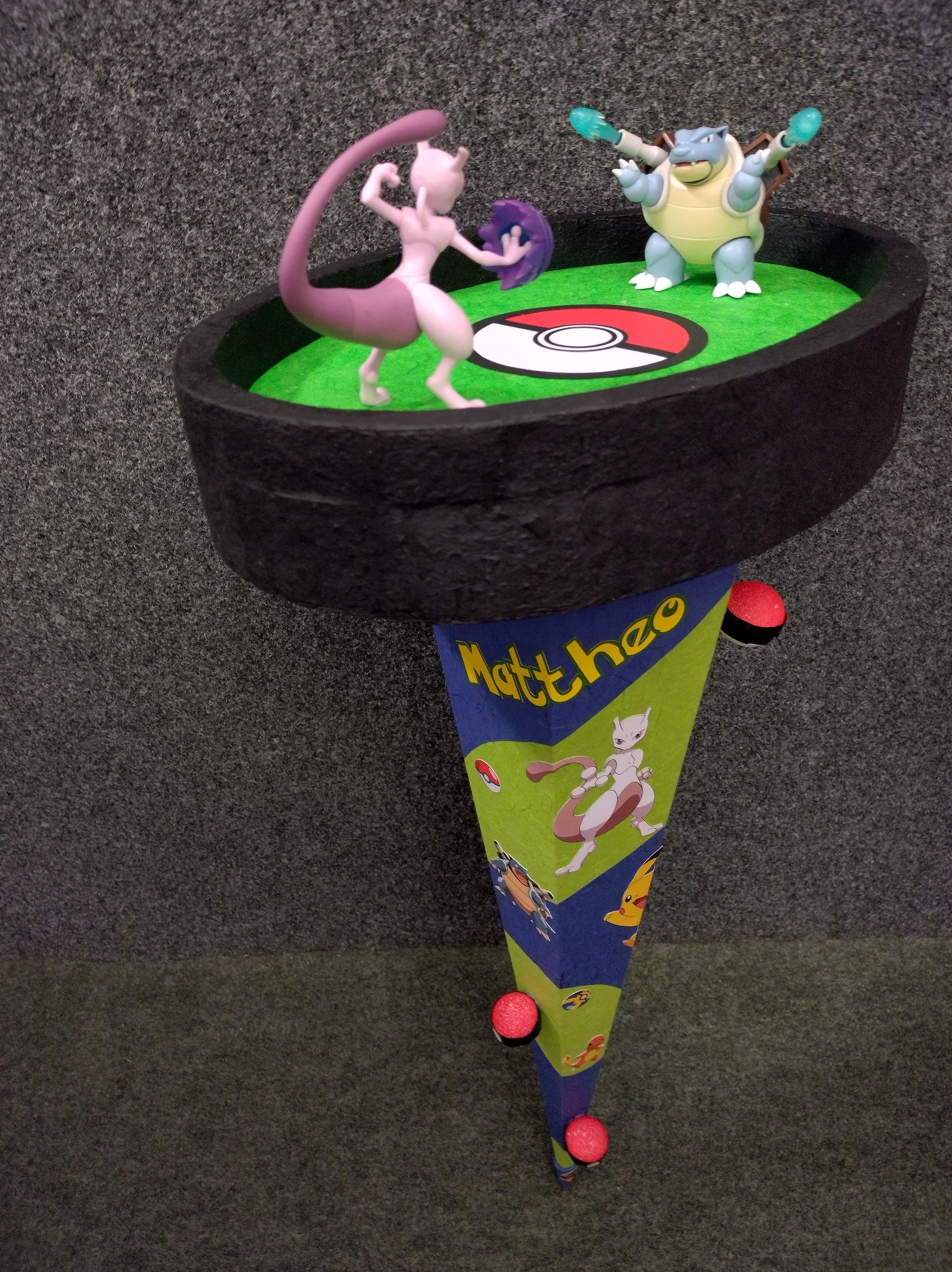 Ein Pokemon-Kegel mit Mewtwo und Blastoise darauf