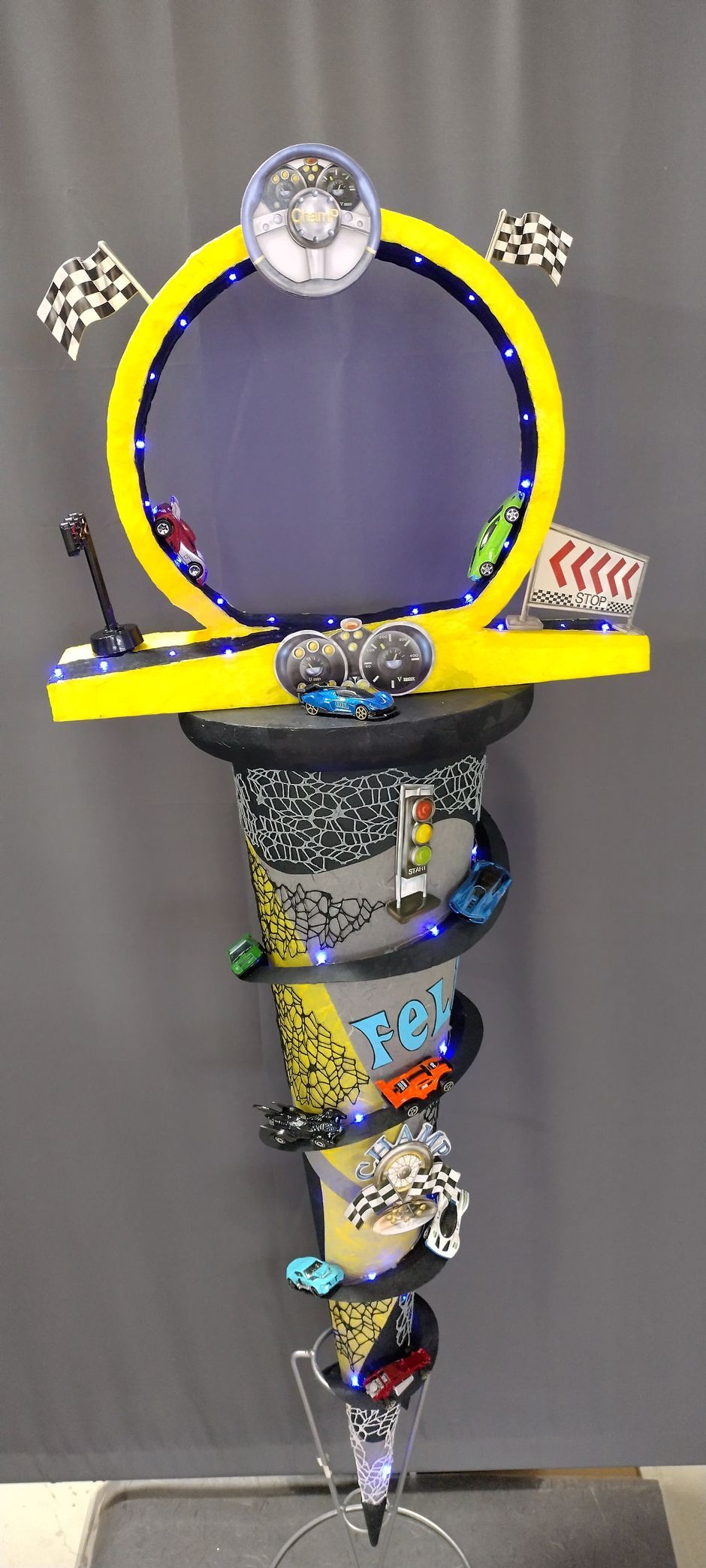 Eine Ausstellung von Hot-Wheels-Autos auf einer Spiralbahn.