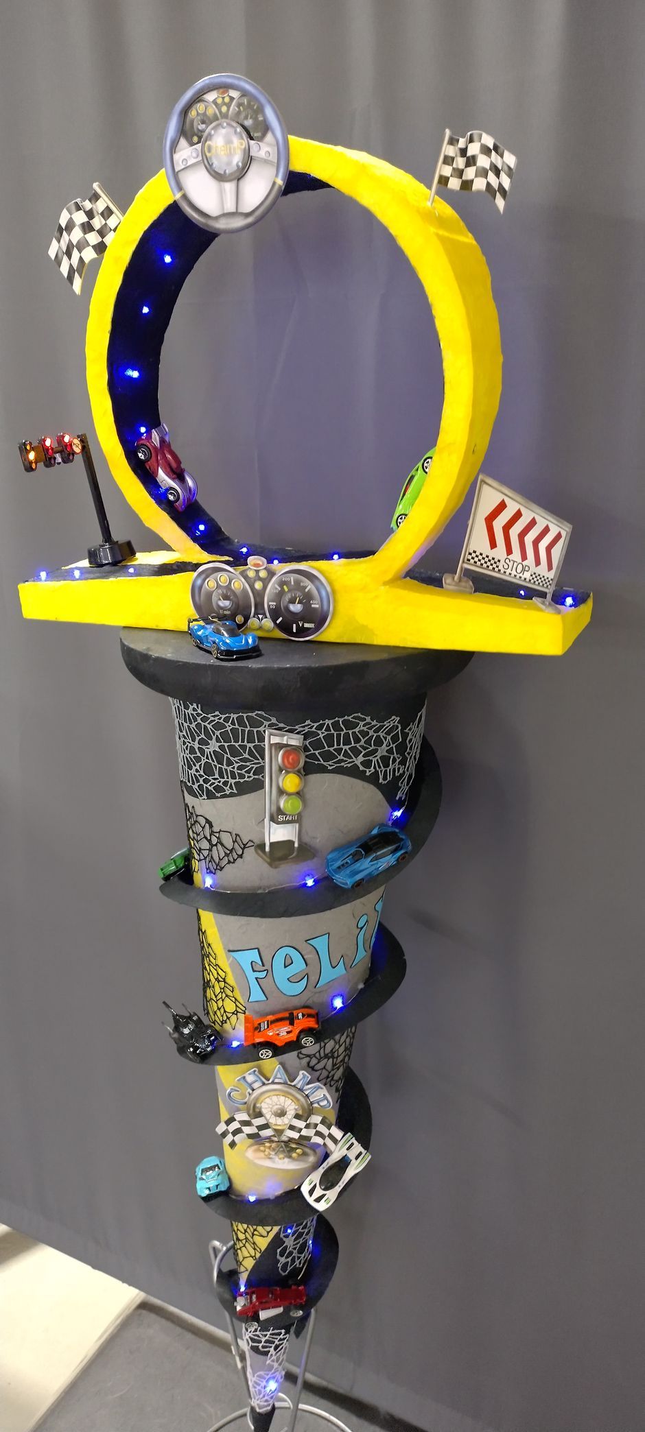 Ein Stapel Hot-Wheels-Autos, die übereinander auf einem Tisch stehen.