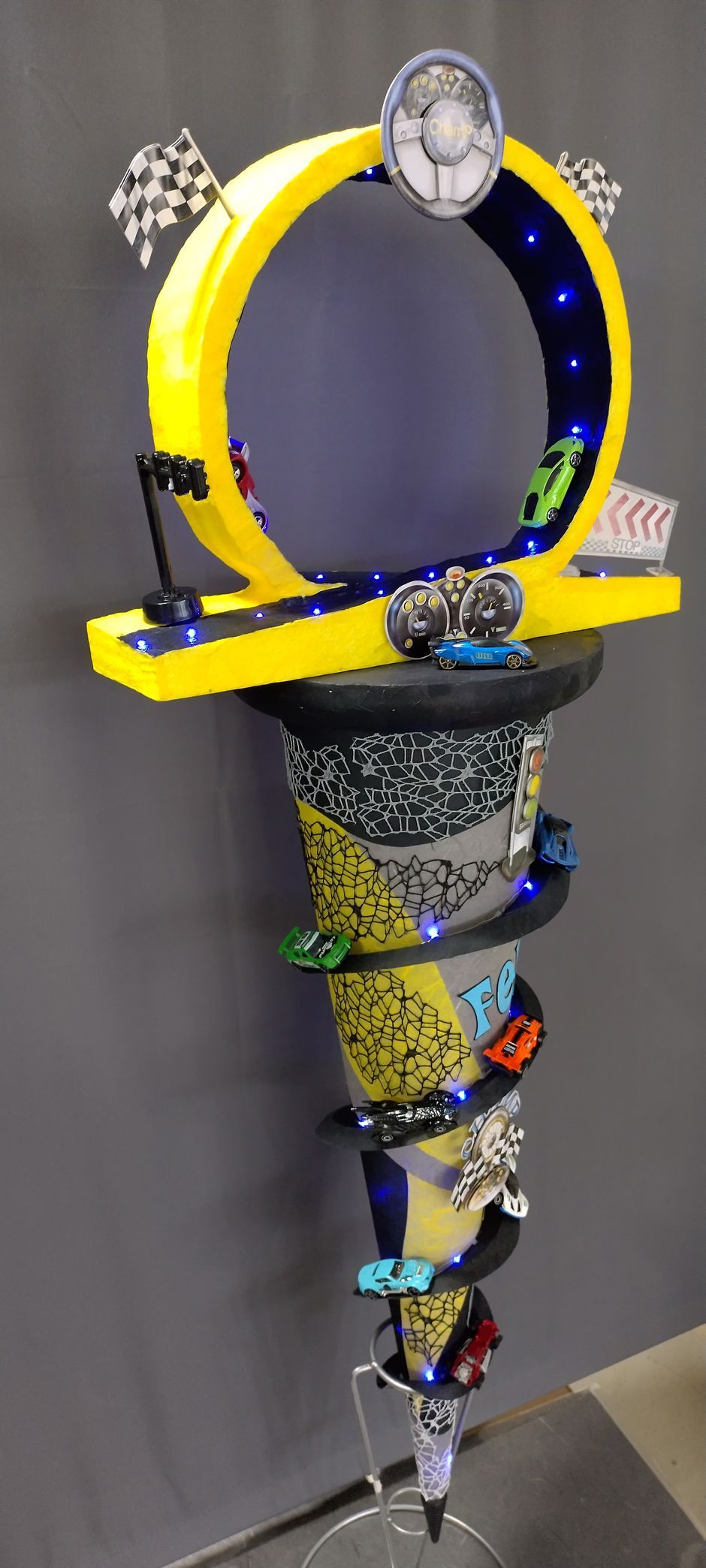 Auf einem Tisch steht eine Hot-Wheels-Rennstrecke.