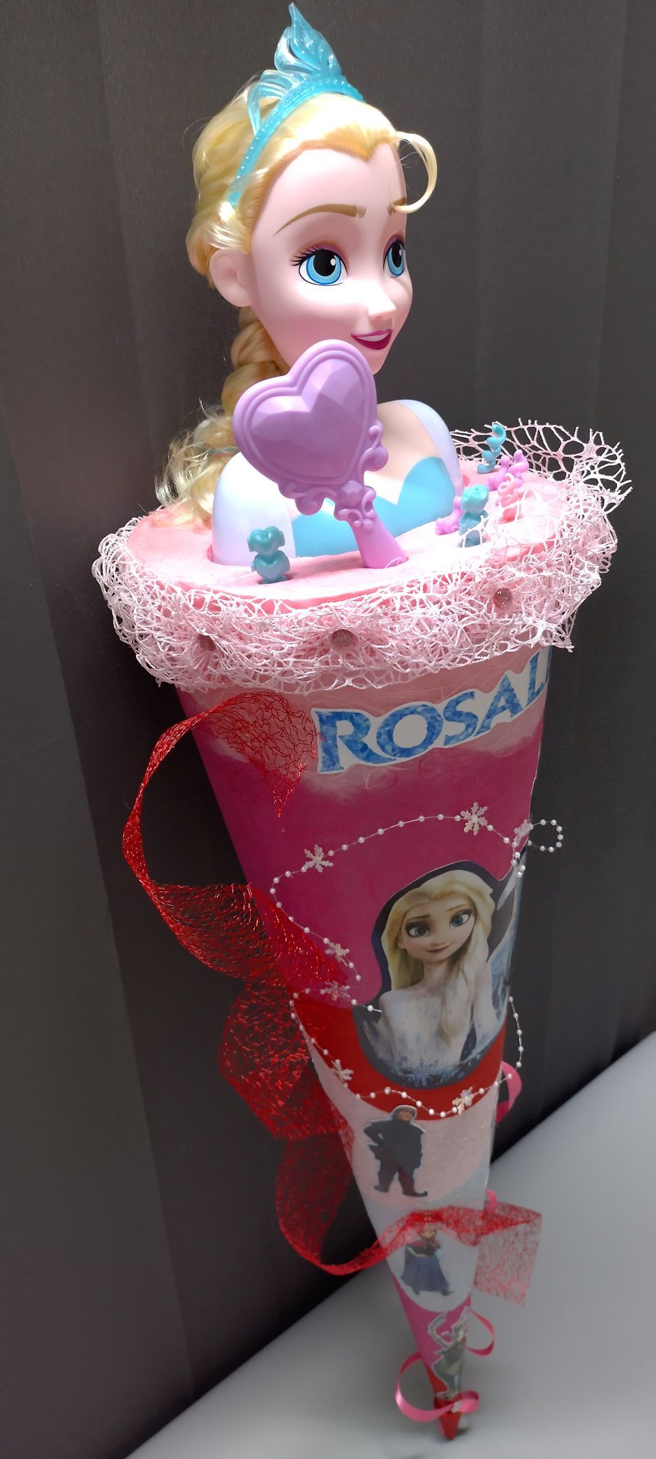 Eine Puppe in einer rosa Tüte mit dem Namen Rosa darauf