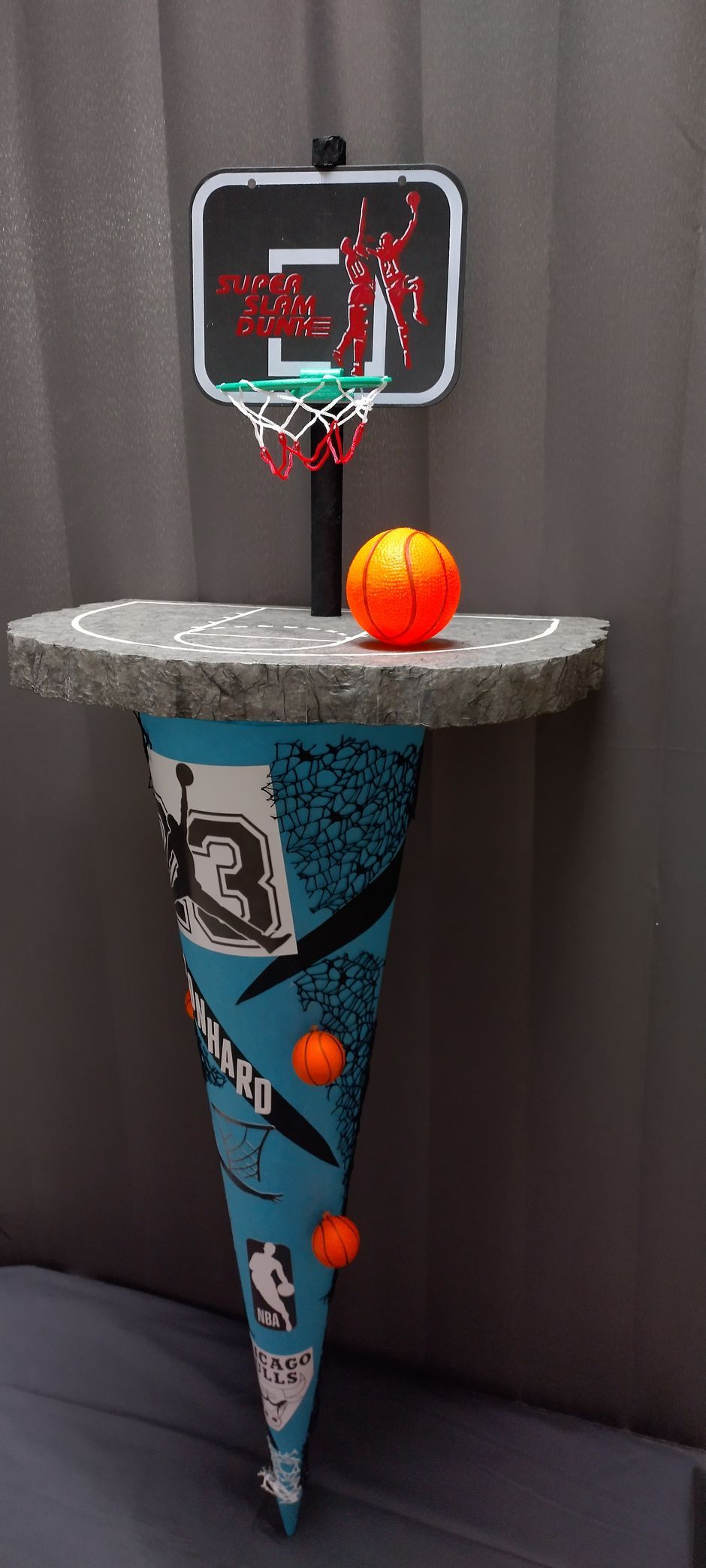 Ein Basketballkorb steht auf einem Kegel auf einem Tisch.