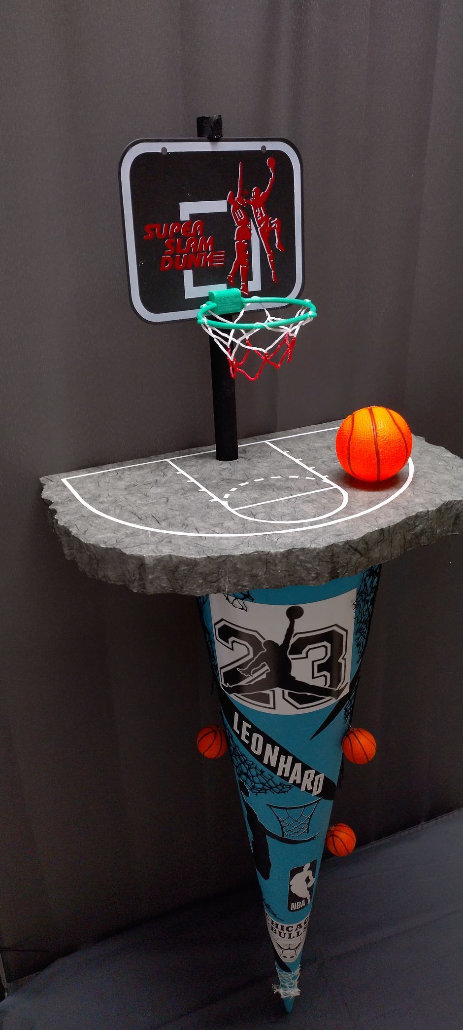 Ein Basketballkorb steht auf einem Kegel auf einem Tisch.