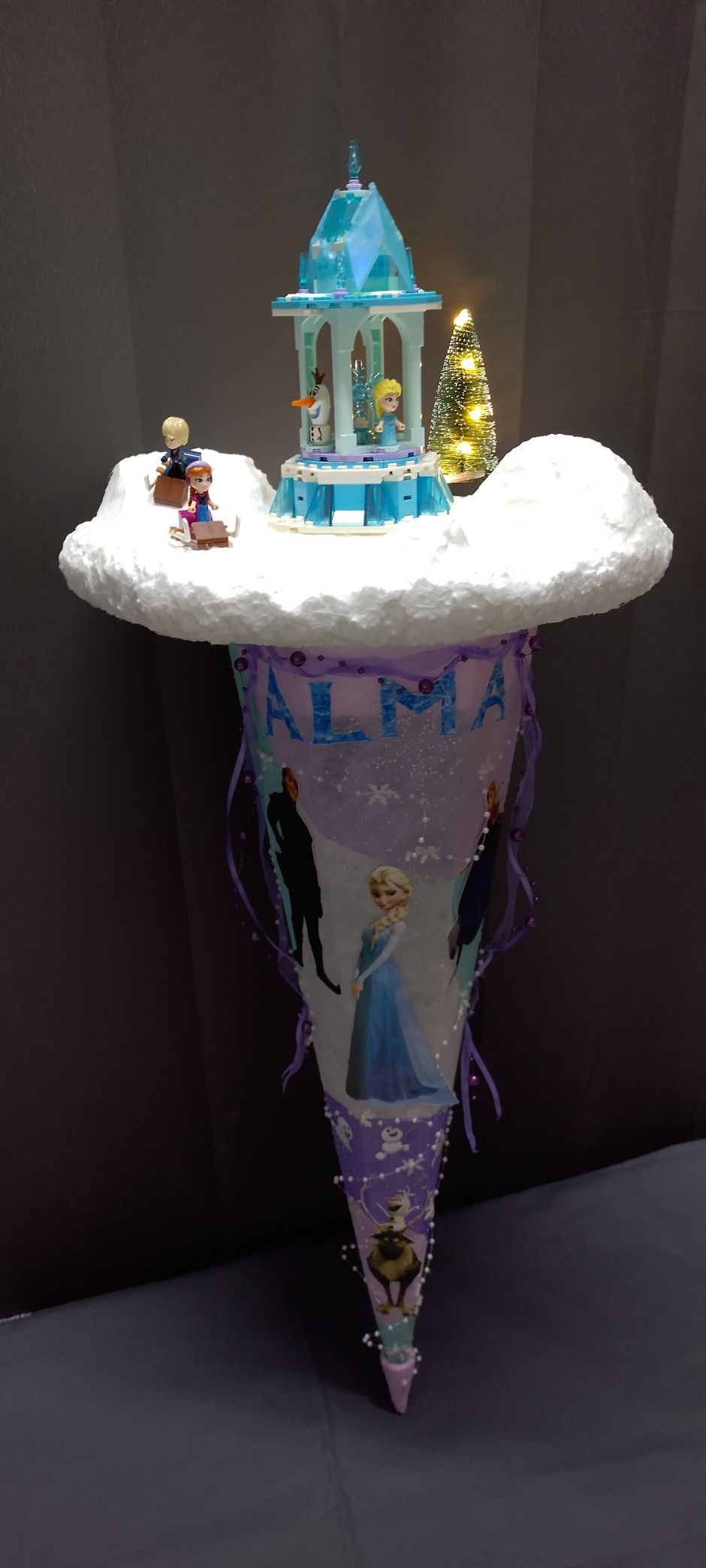 Auf einem Tisch liegt eine gefrorene Piñata.