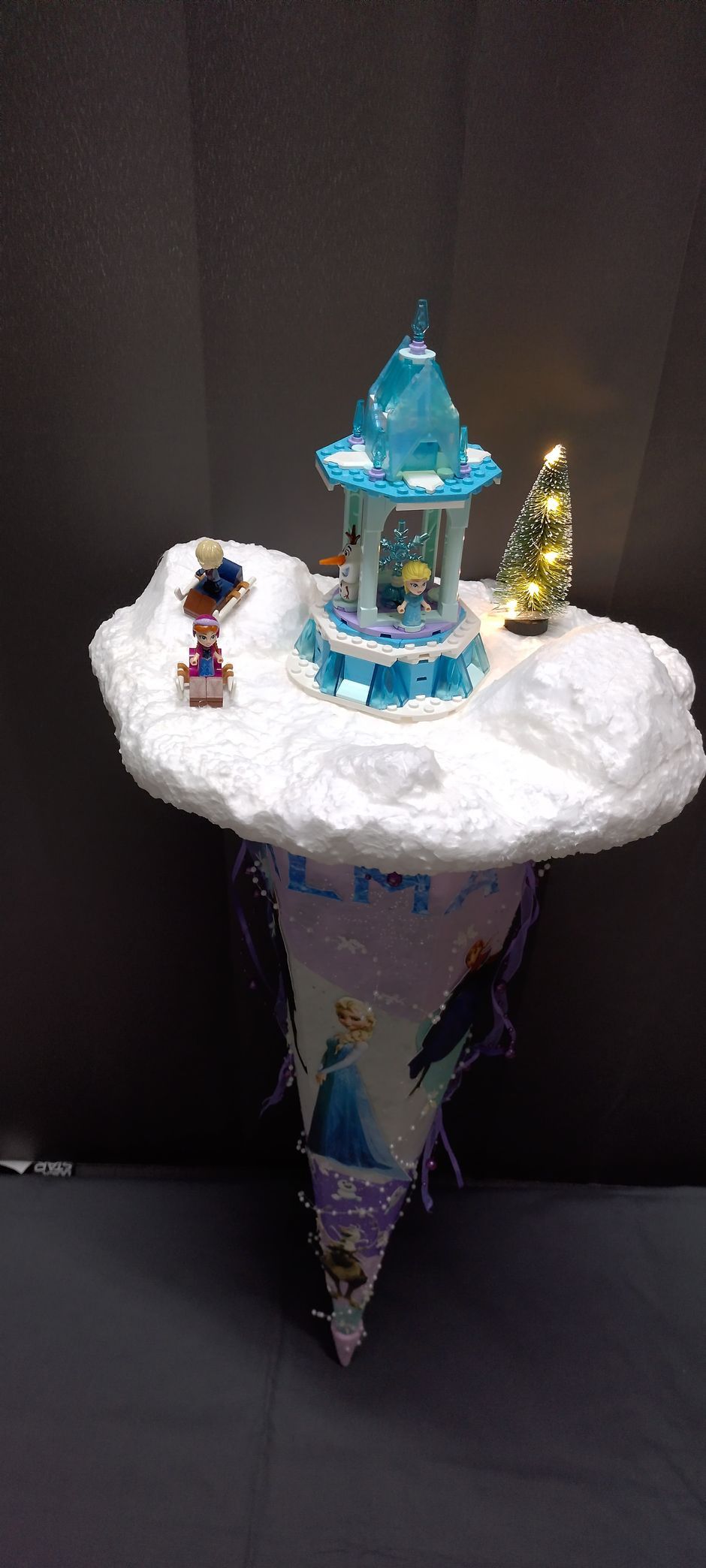 Eine kleine Eistüte mit einem Schloss darauf.